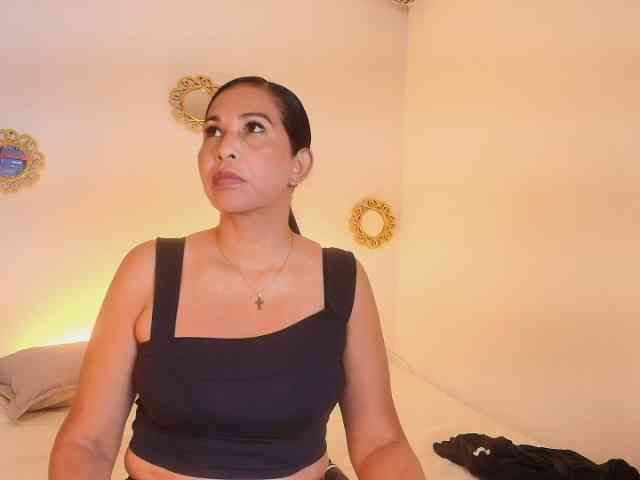 Shanon-mature webcam