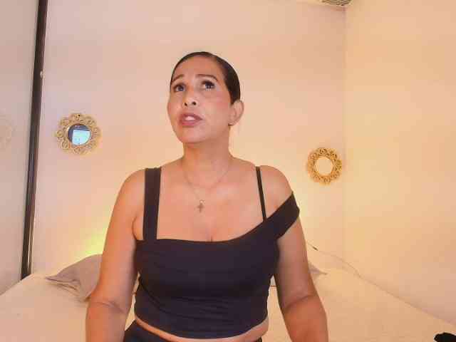 Shanon-mature webcam
