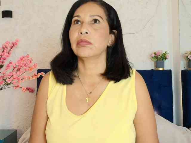 Shanon-mature webcam