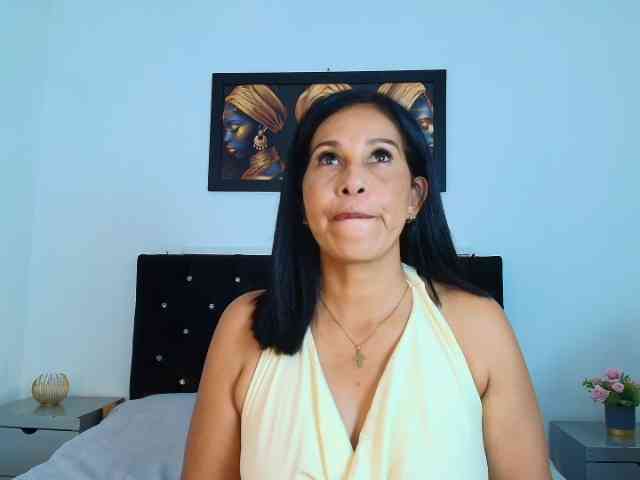 Shanon-mature webcam