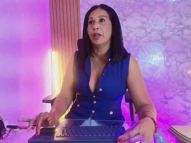 Shanon-mature webcam
