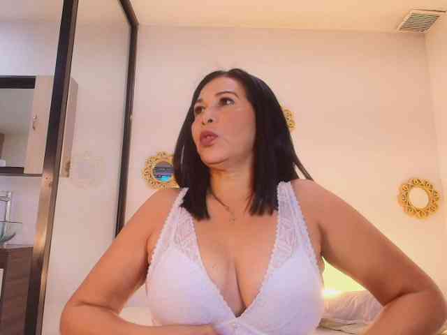 Shanon-mature webcam