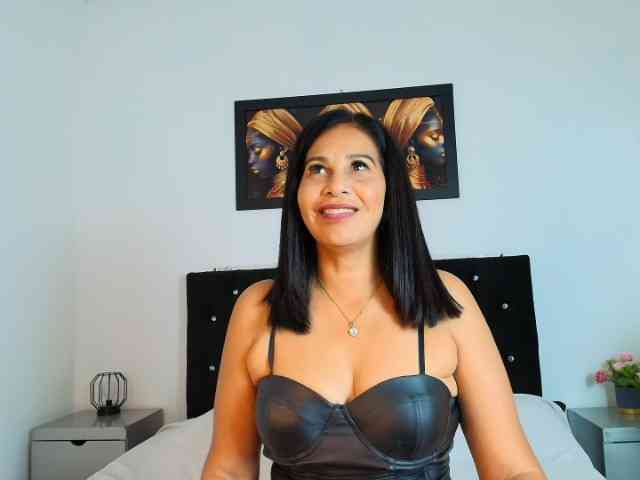 Shanon-mature webcam