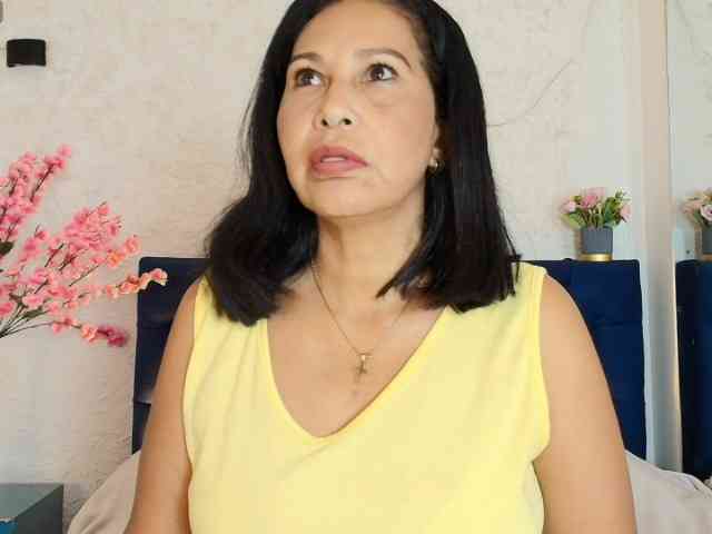 Shanon-mature webcam