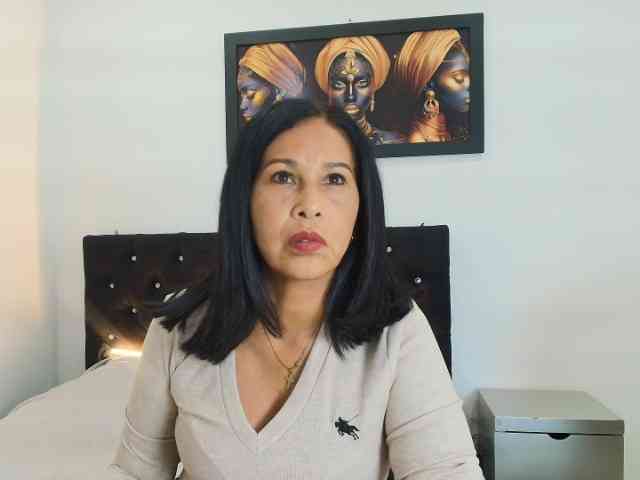 Shanon-mature webcam