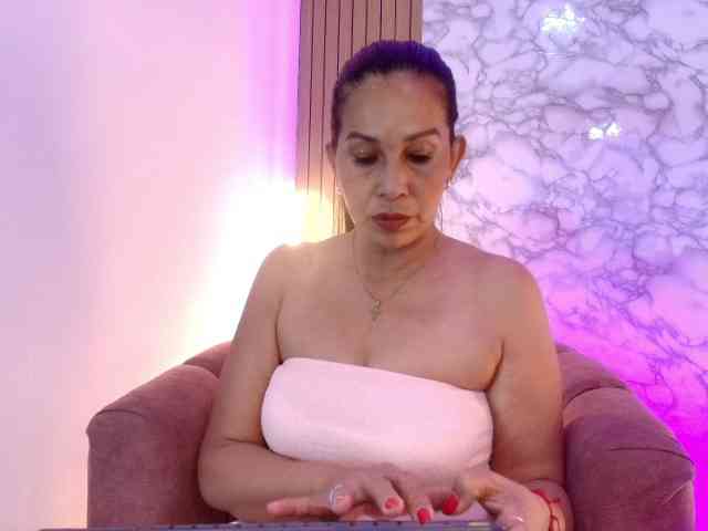 Shanon-mature webcam