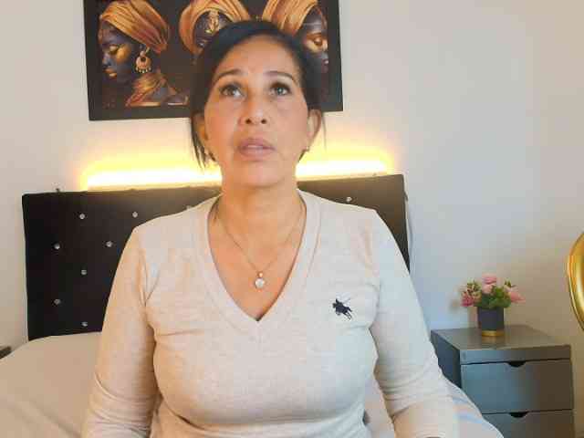 Shanon-mature webcam