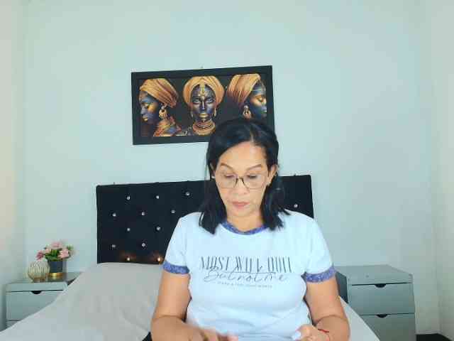 Shanon-mature webcam