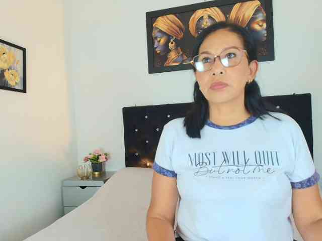 Shanon-mature webcam