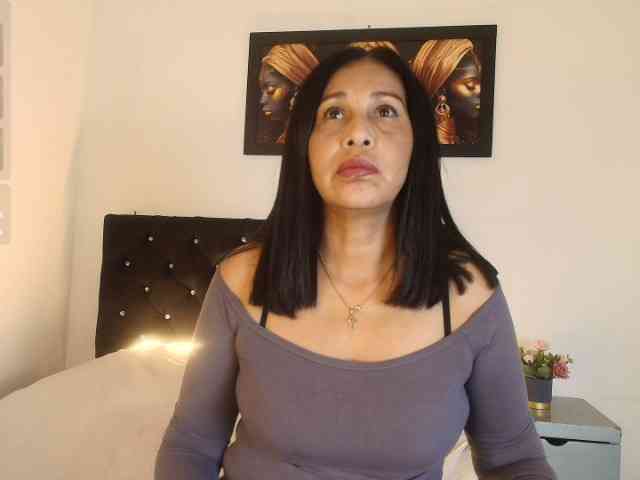 Shanon-mature webcam