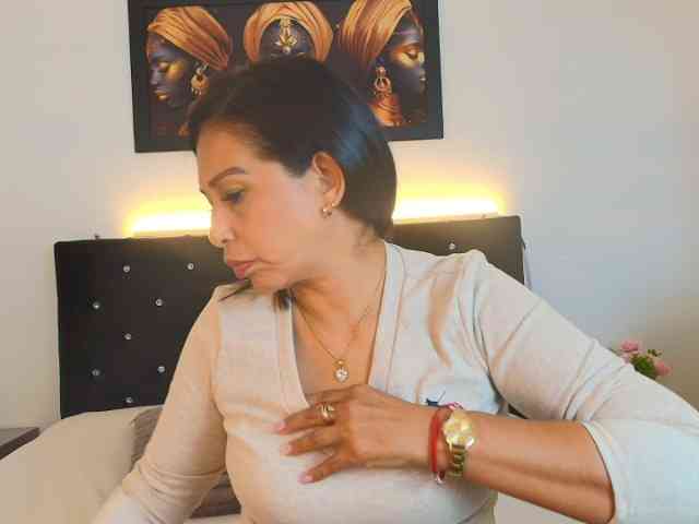 Shanon-mature webcam
