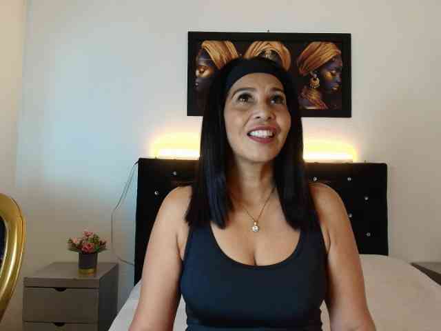 Shanon-mature webcam