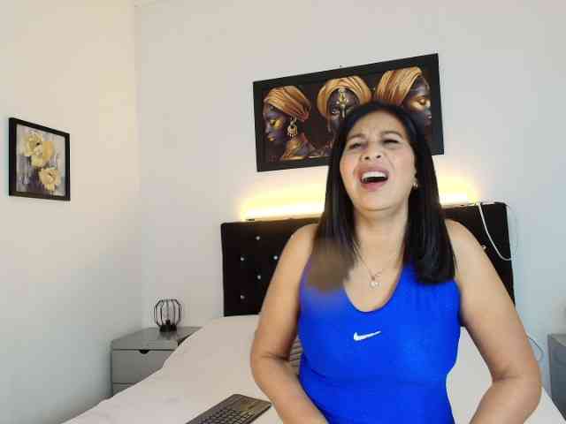 Shanon-mature webcam