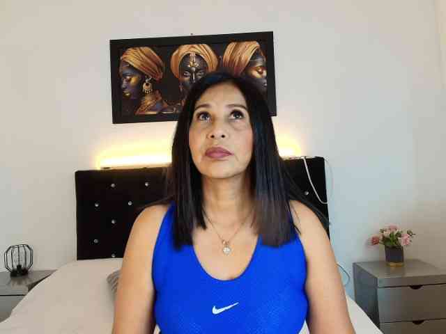 Shanon-mature webcam
