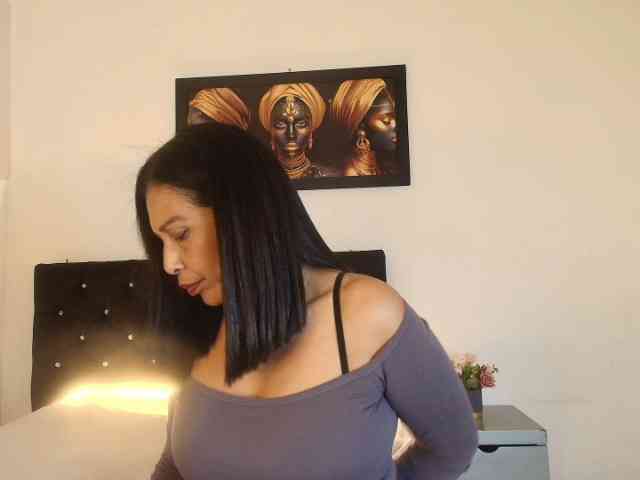 Shanon-mature webcam
