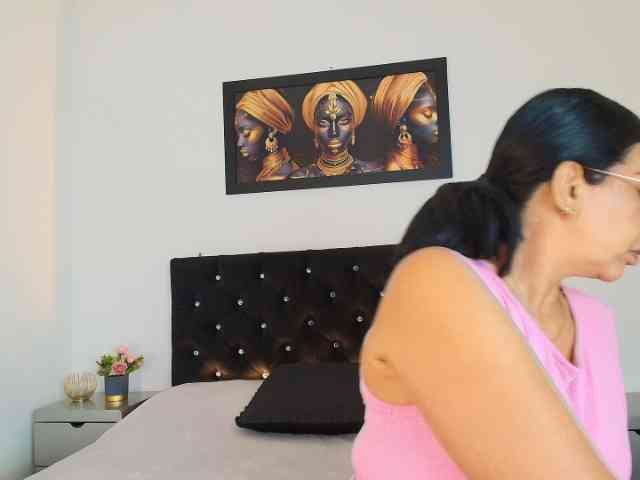 Shanon-mature webcam