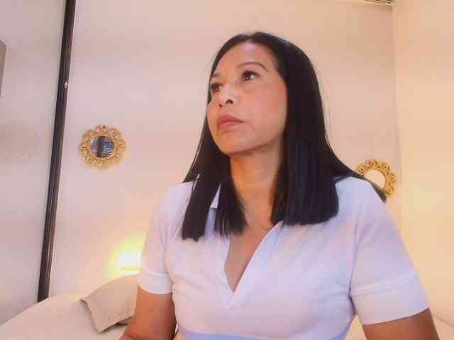 Shanon-mature webcam