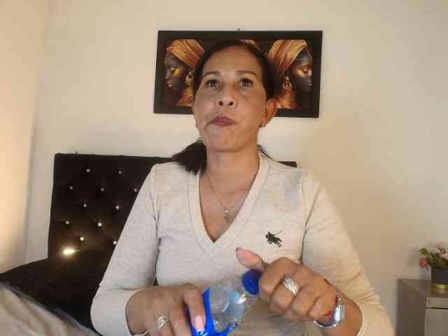 Shanon-mature webcam