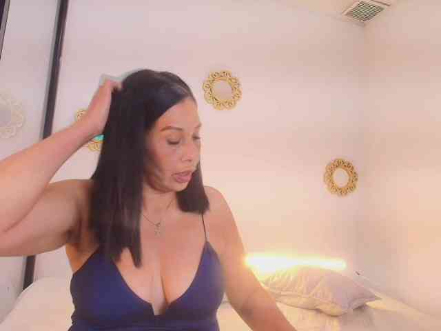 Shanon-mature webcam