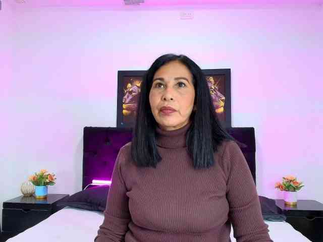 Shanon-mature webcam