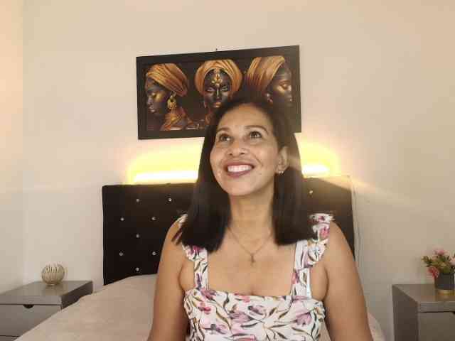 Shanon-mature webcam