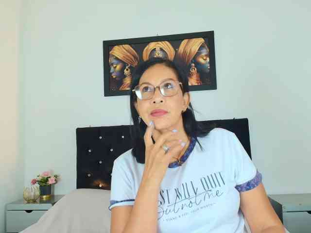 Shanon-mature webcam
