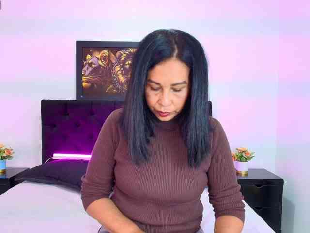 Shanon-mature webcam