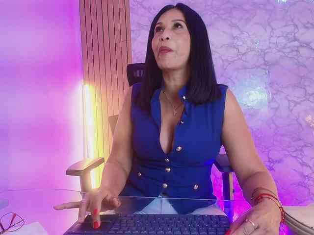Shanon-mature webcam