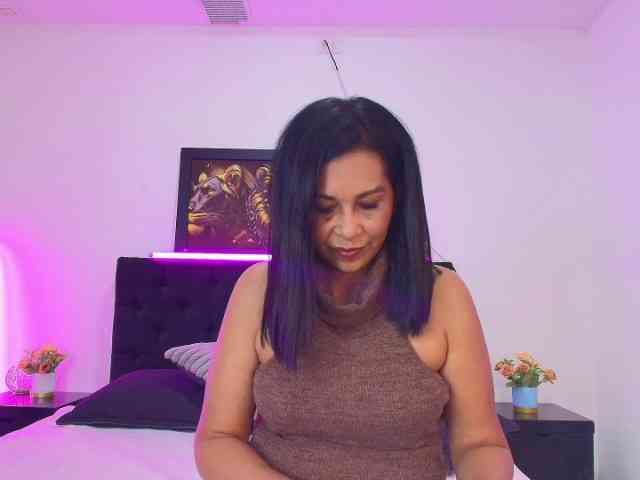 Shanon-mature webcam