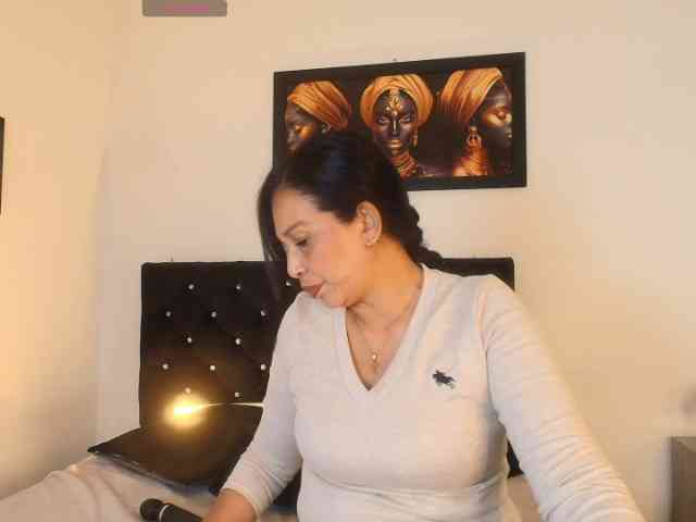 Shanon-mature webcam