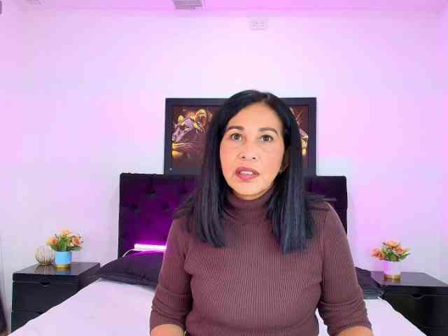 Shanon-mature webcam
