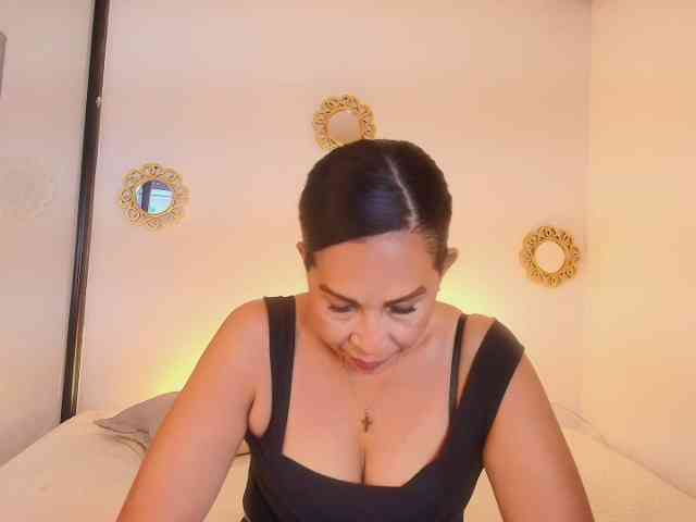 Shanon-mature webcam