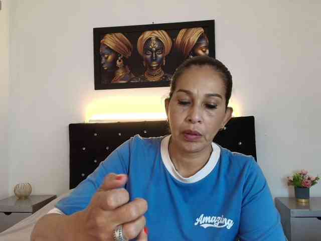 Shanon-mature webcam