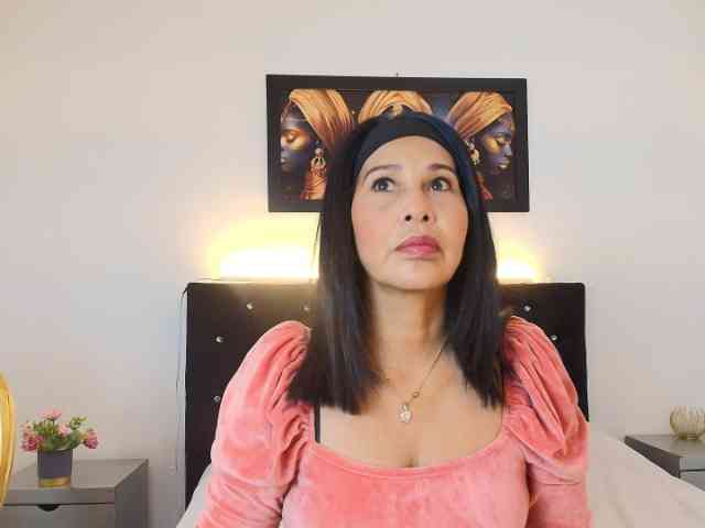 Shanon-mature webcam