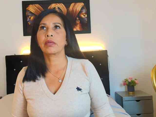Shanon-mature webcam