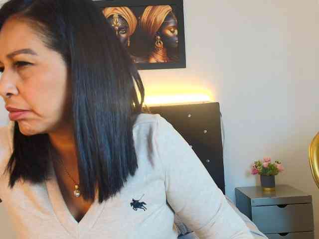 Shanon-mature webcam