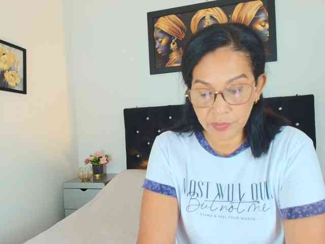 Shanon-mature webcam