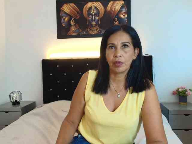 Shanon-mature webcam