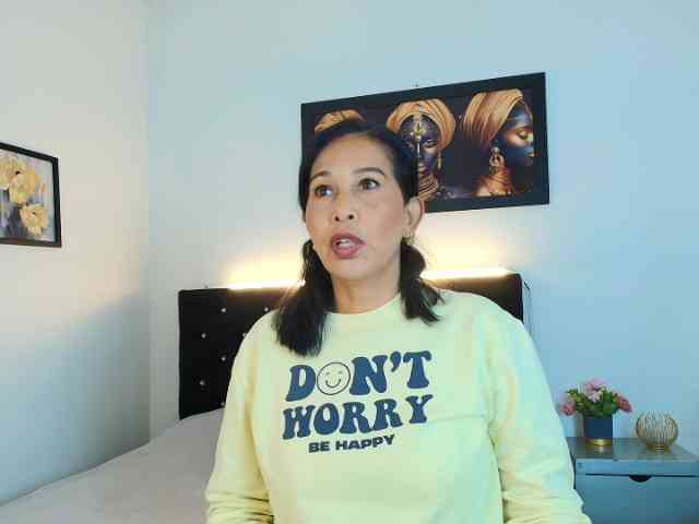 Shanon-mature webcam