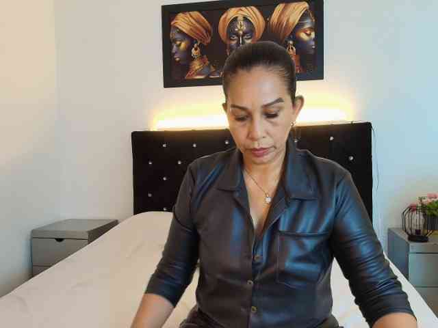 Shanon-mature webcam