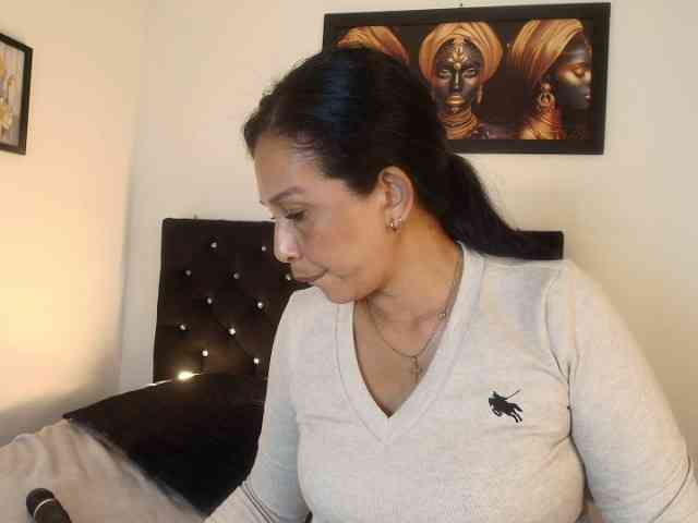 Shanon-mature webcam