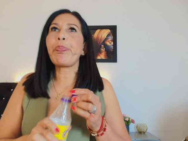 Shanon-mature webcam