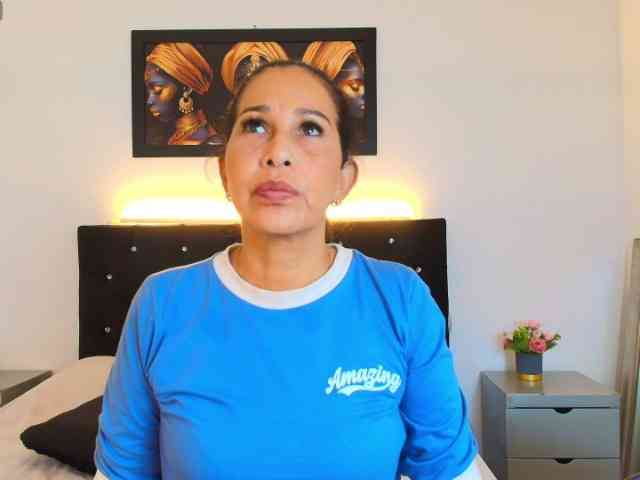 Shanon-mature webcam