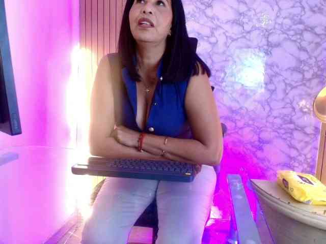 Shanon-mature webcam