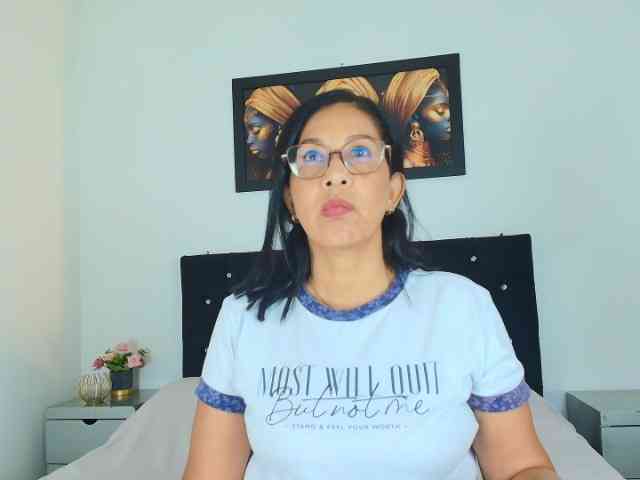 Shanon-mature webcam