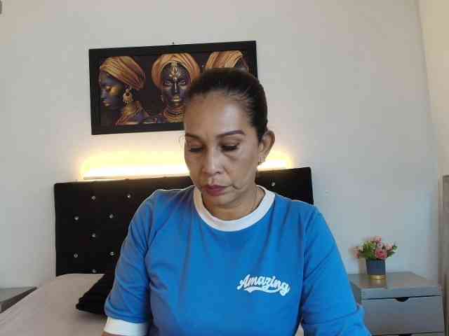 Shanon-mature webcam