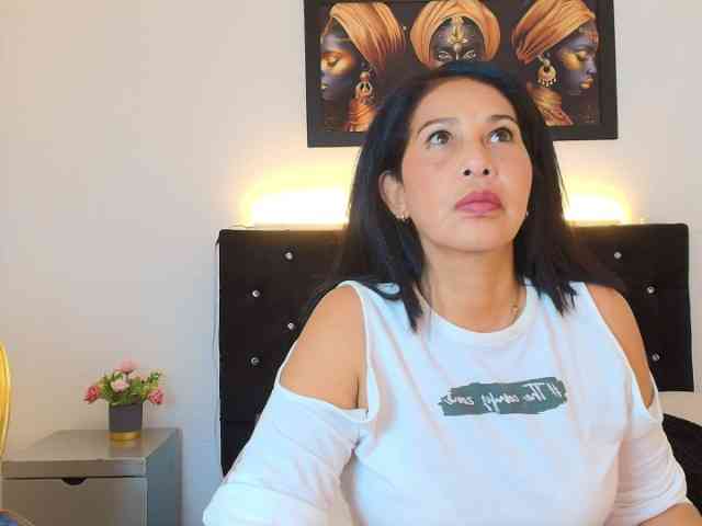 Shanon-mature webcam