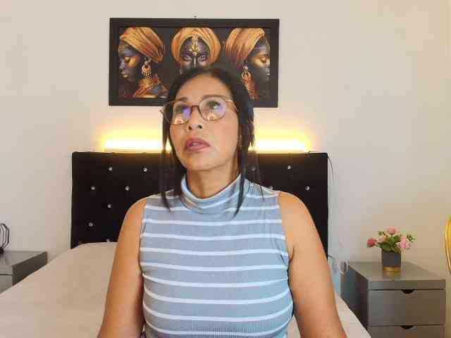Shanon-mature webcam