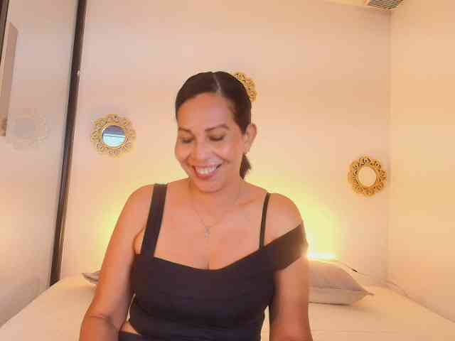 Shanon-mature webcam