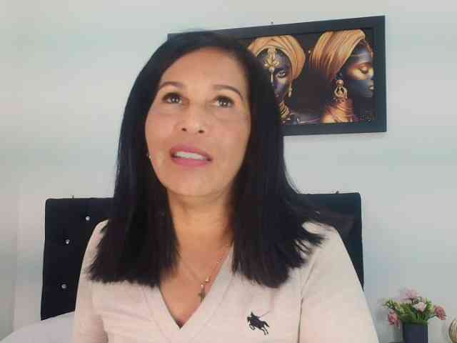 Shanon-mature webcam